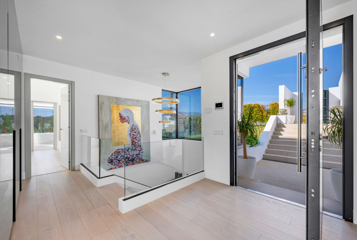 New Golden Mile Estepona villa 6 Bedrooms