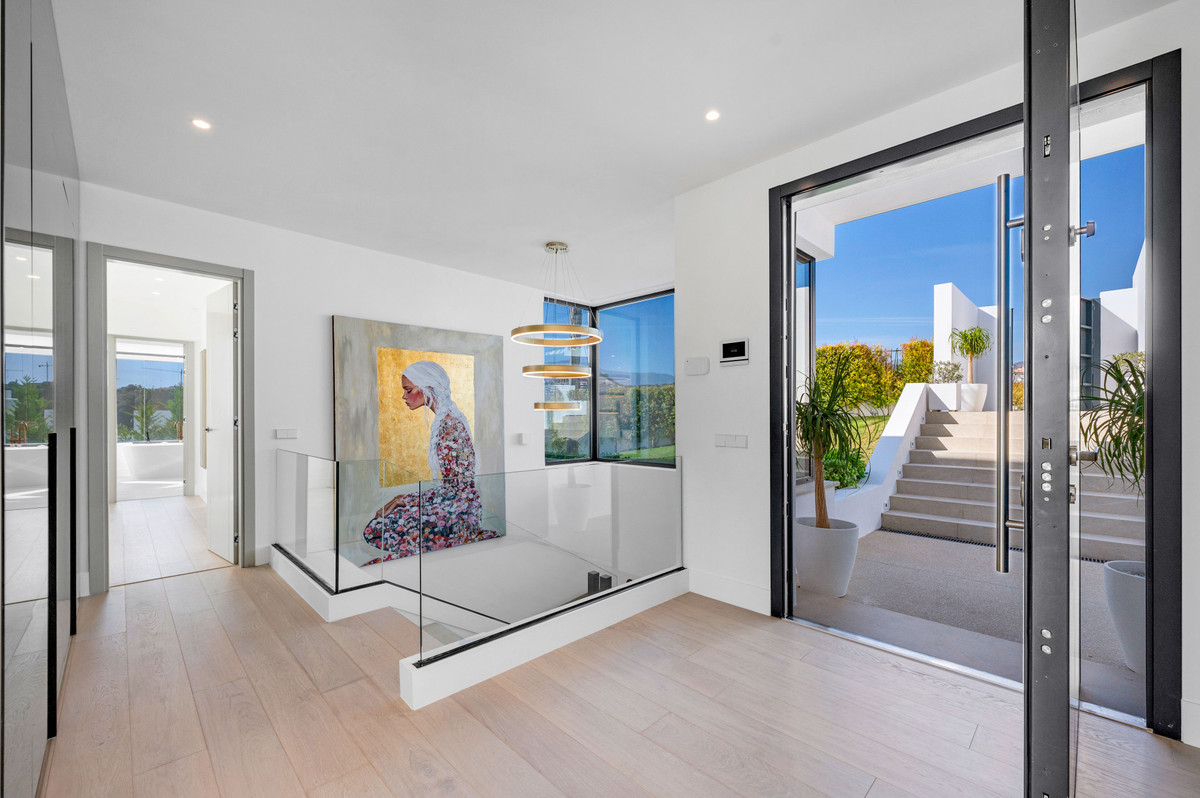 New Golden Mile Estepona villa 6 Bedrooms
