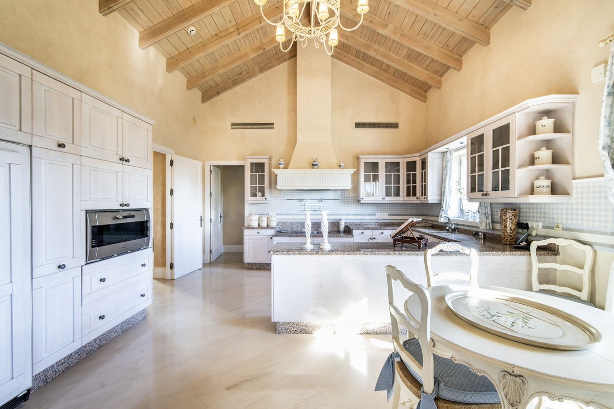 luxo-estate-5 Marbella Golden Mile Marbella villa 7 Bedrooms