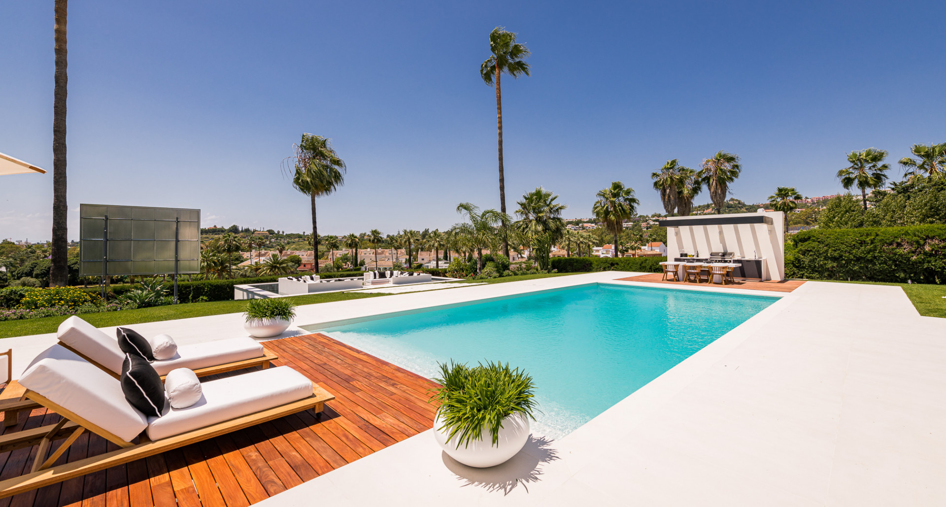 luxo-estate-5 Nueva Andalucia Marbella villa 6 Bedrooms
