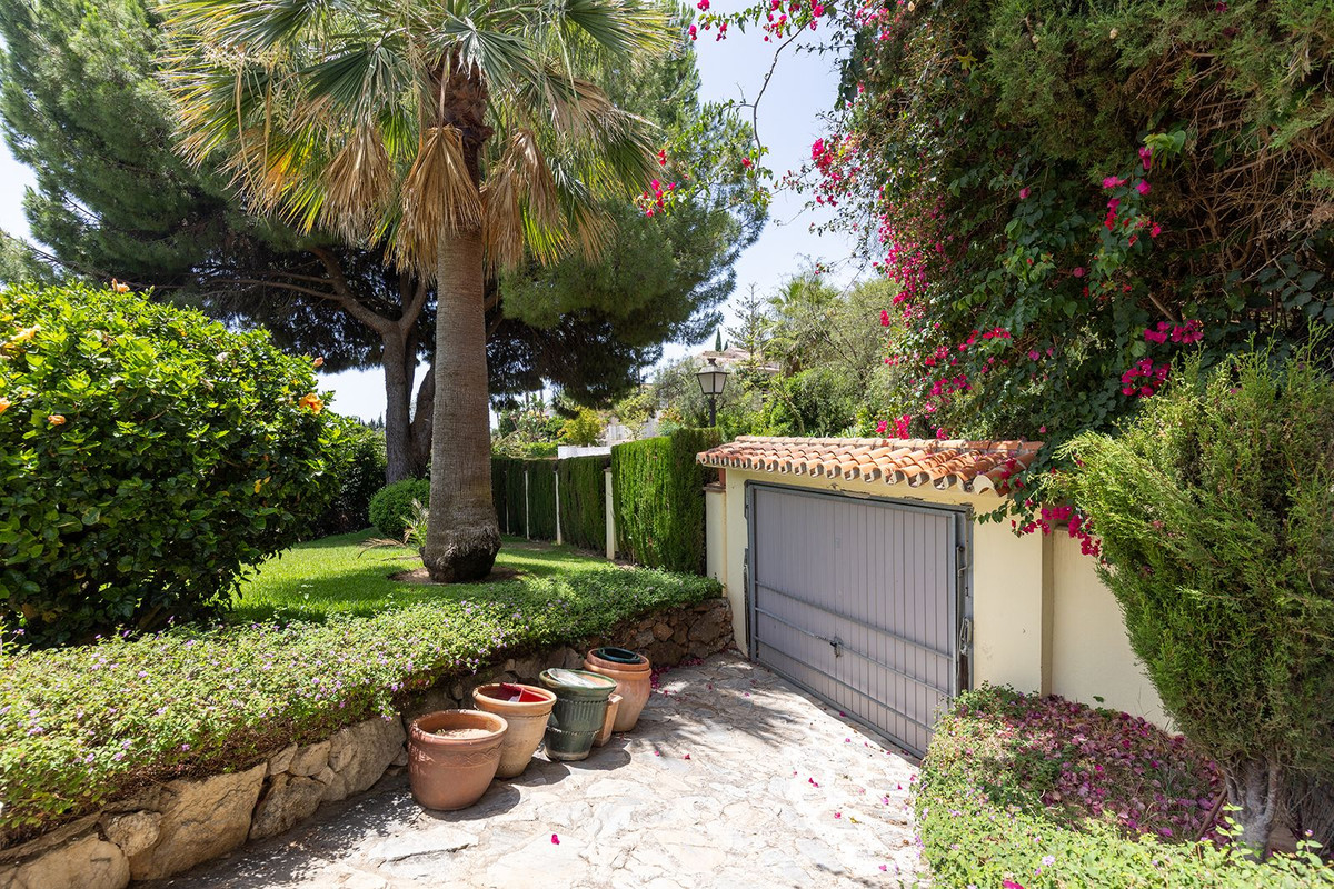 Las Chapas Marbella villa 4 Bedrooms