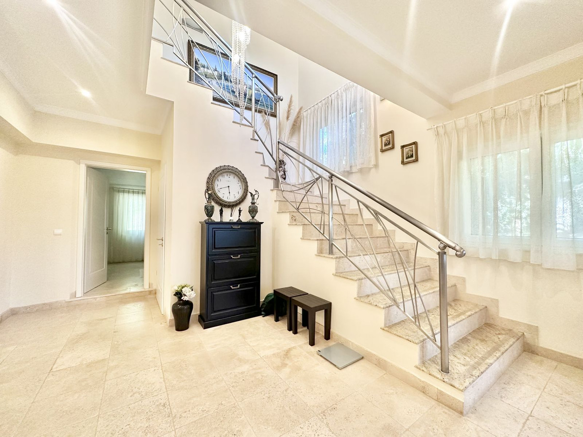 luxo-estate-5 El Rosario Marbella villa 6 Bedrooms