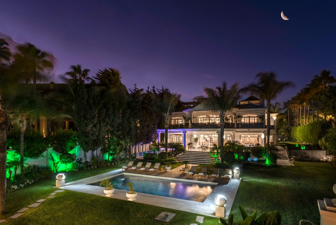 Beachfront Mansion for Sale in Puerto Banús | Marbella