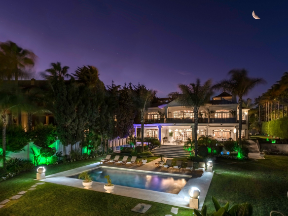 Beachfront Mansion for Sale in Puerto Banús | Marbella
