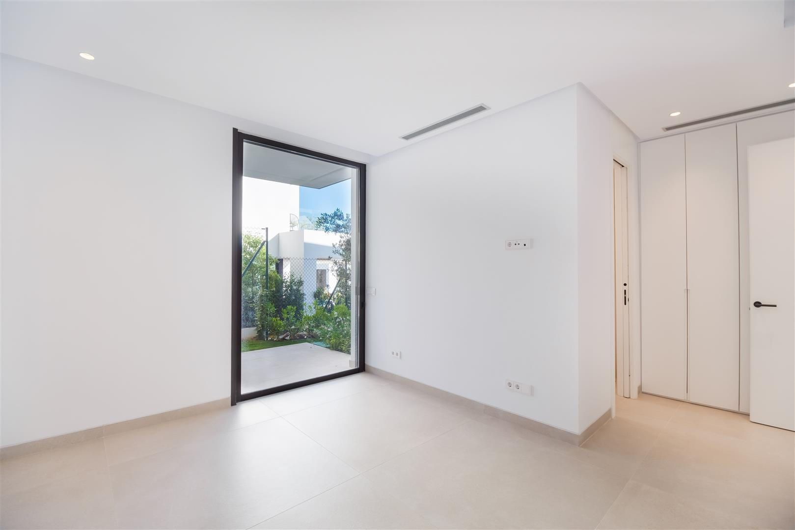 luxo-estate-6 Puerto Banus Marbella villa 4 Bedrooms