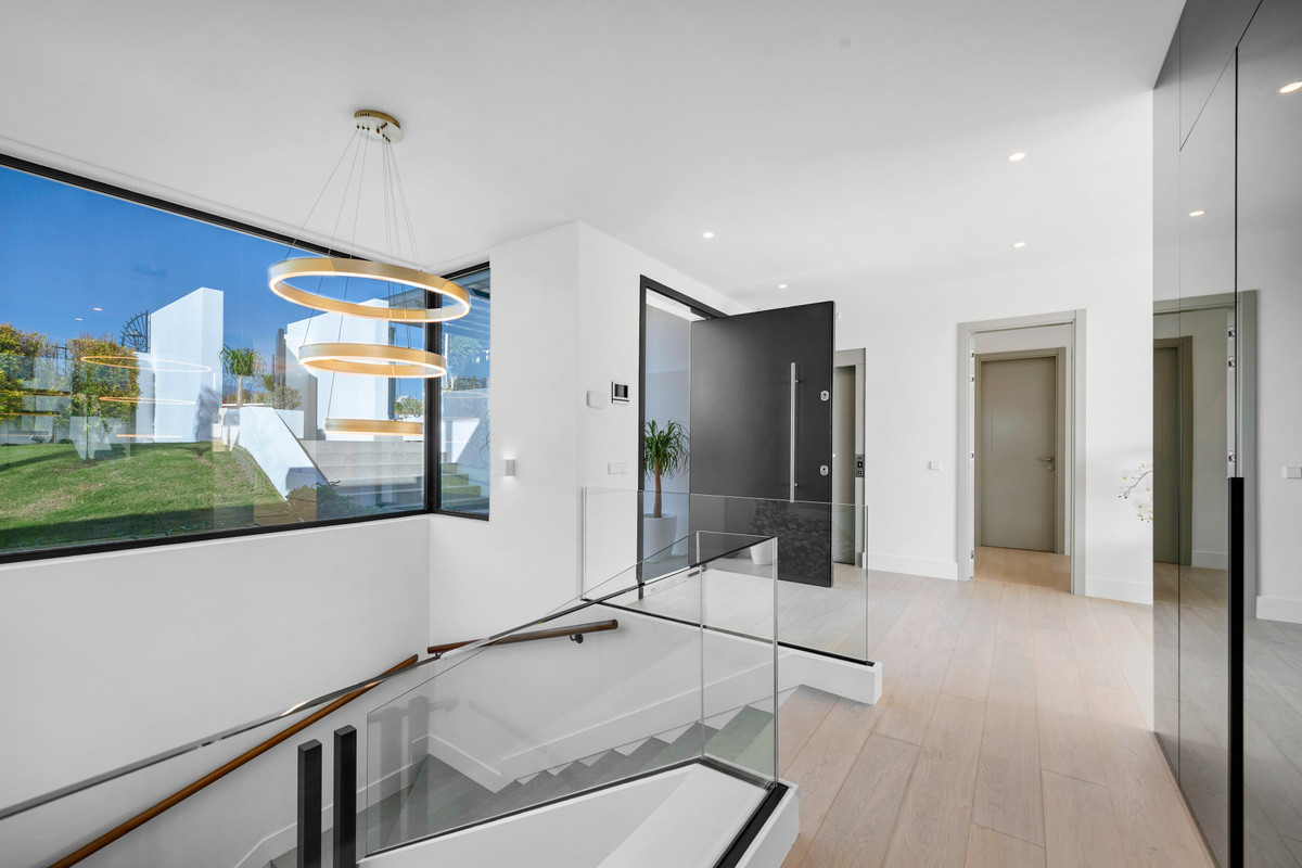 New Golden Mile Estepona villa 6 Bedrooms