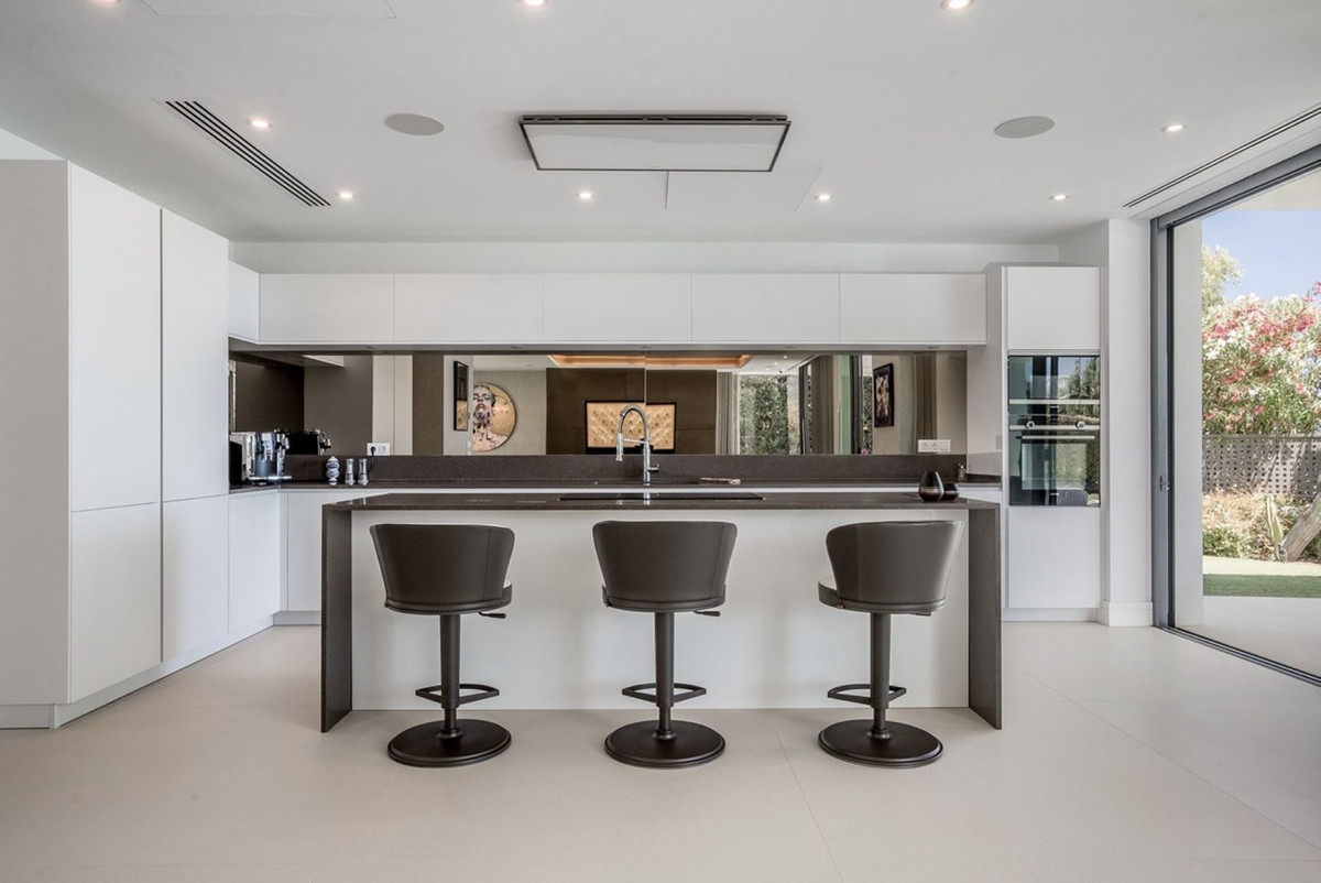 luxo-estate-6 Marbella Golden Mile Marbella villa 5 Bedrooms