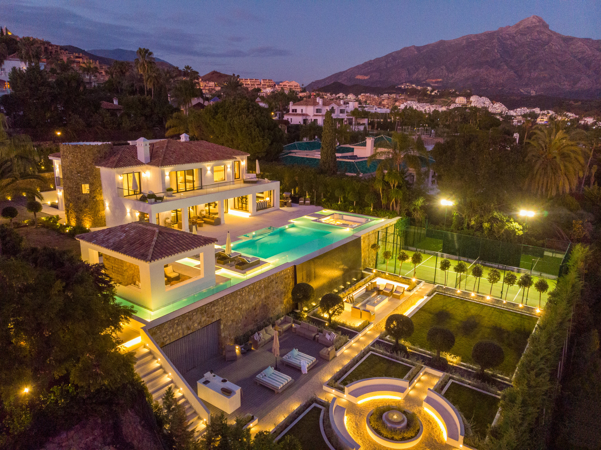 luxo-estate-6 Nueva Andalucia Marbella villa 5 Bedrooms