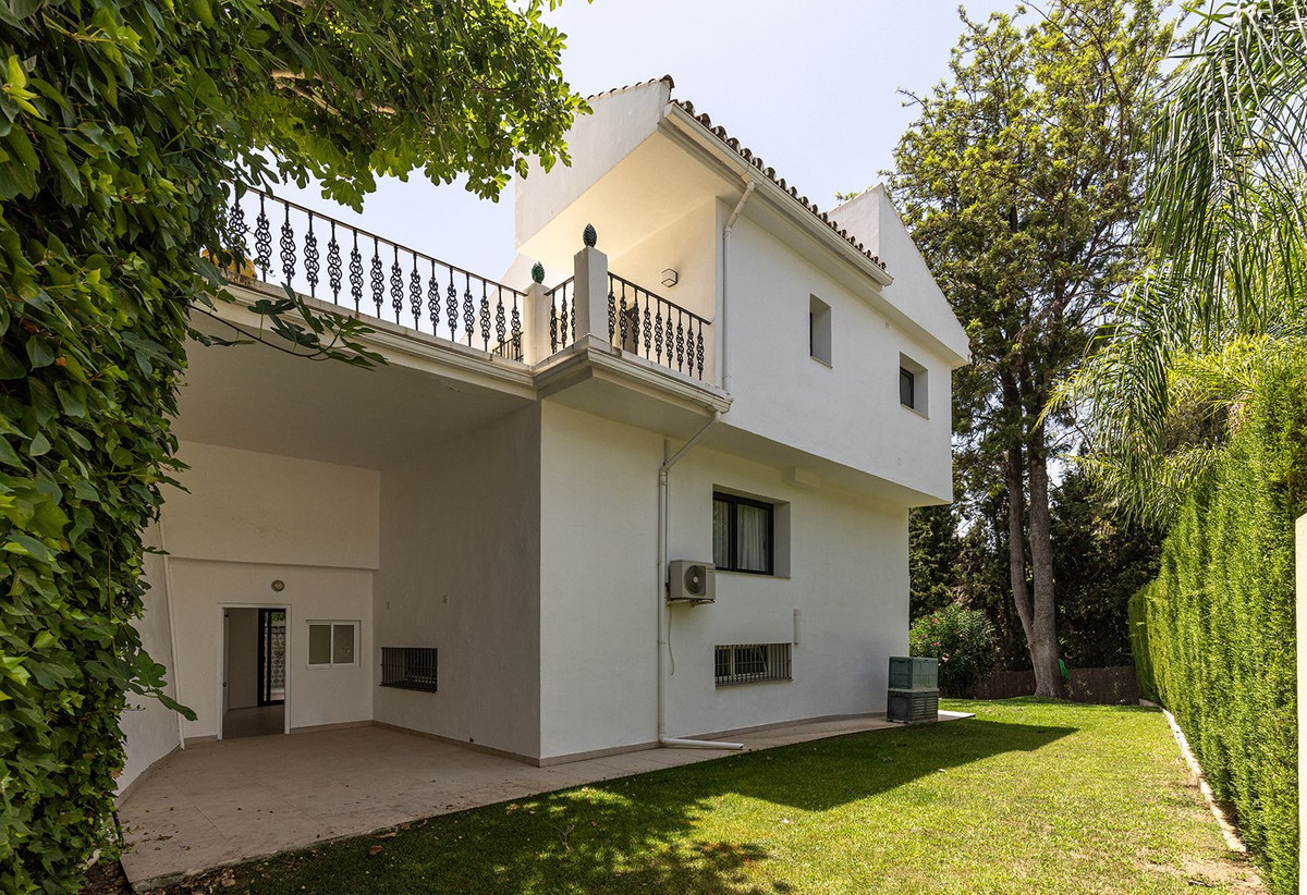Las Chapas Marbella villa 4 Bedrooms
