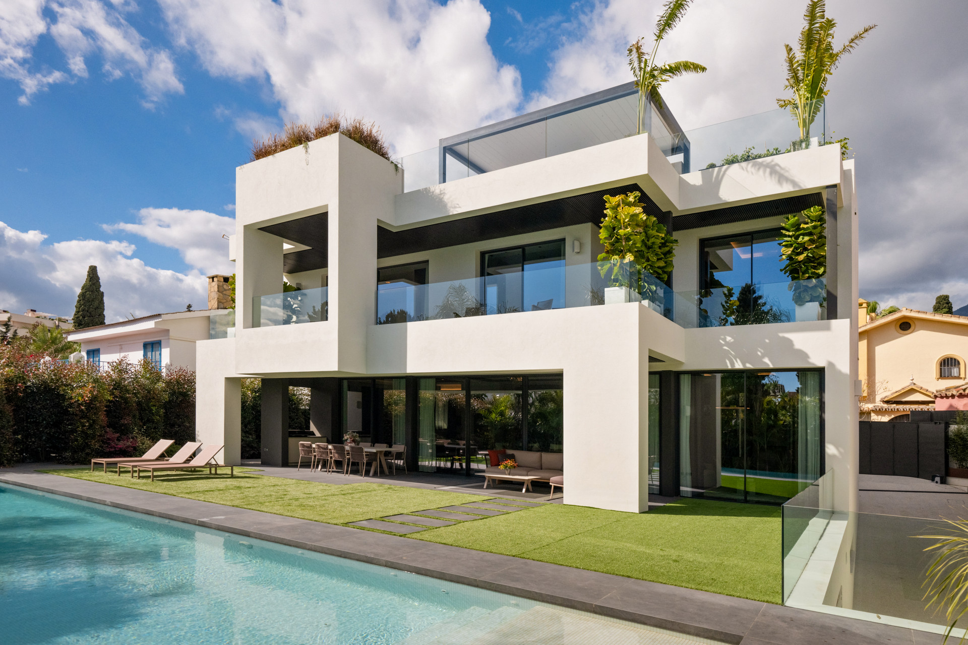 570-00959P Marbella Golden Mile Marbella villa 5 Bedrooms