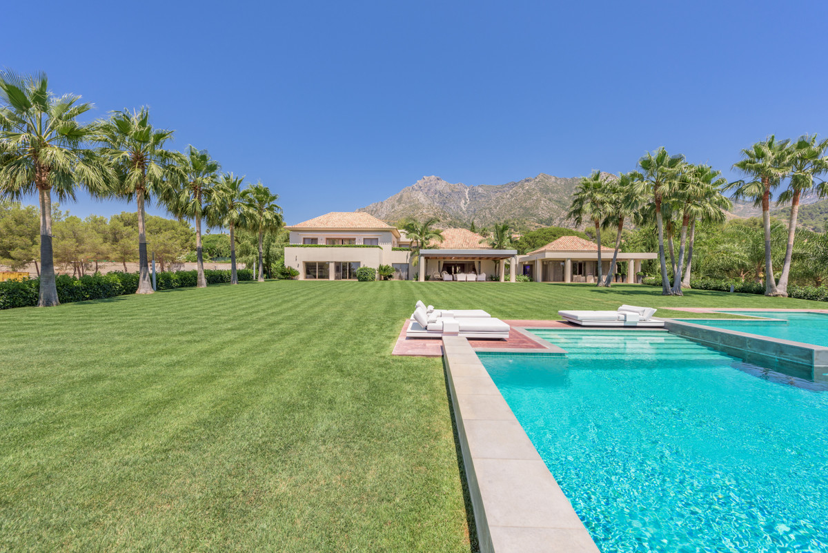 R3041371 Luxury Mansion for Sale in Sierra Blanca Marbella
