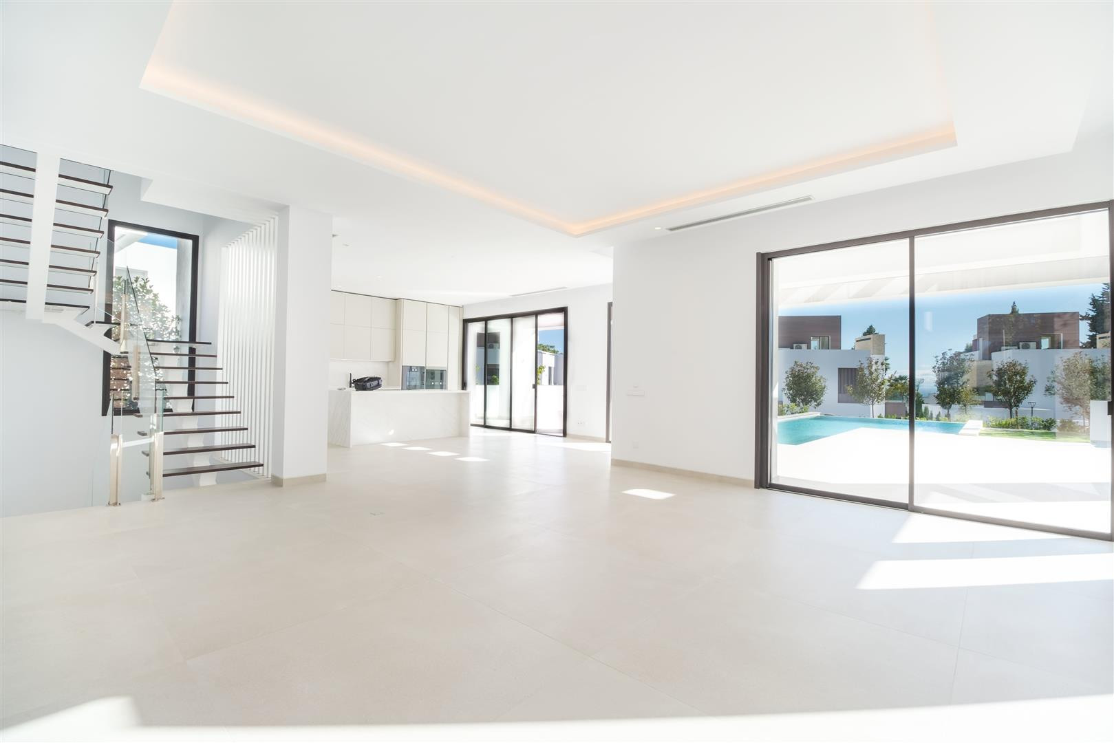 luxo-estate-7 Puerto Banus Marbella villa 4 Bedrooms
