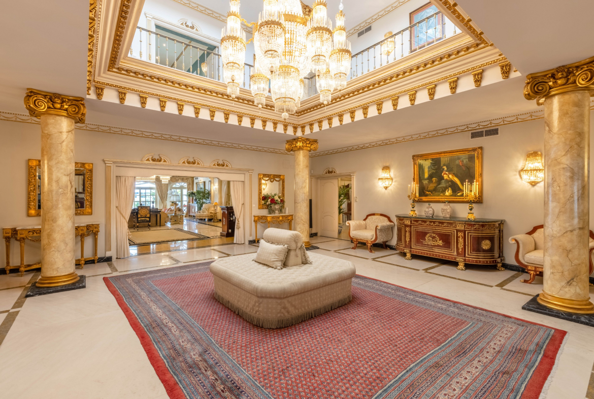 Beachfront Mansion for Sale in Puerto Banús | Marbella