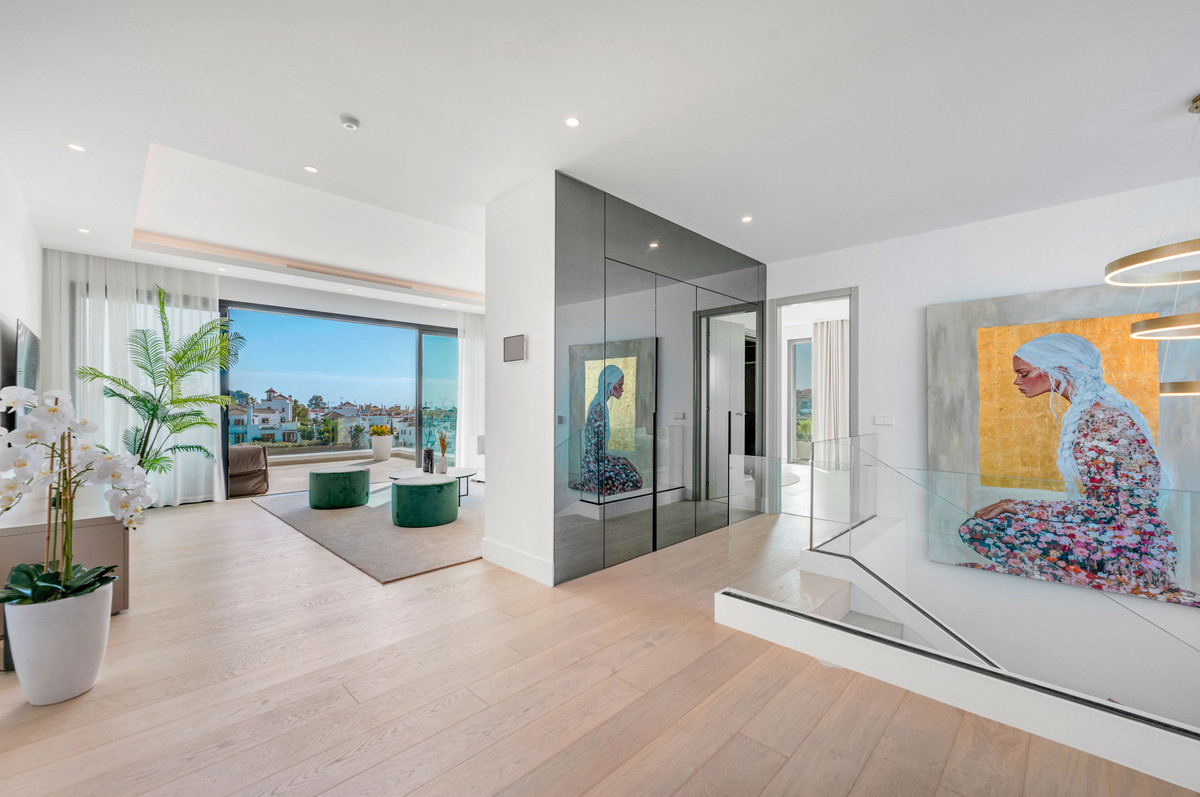 New Golden Mile Estepona villa 6 Bedrooms