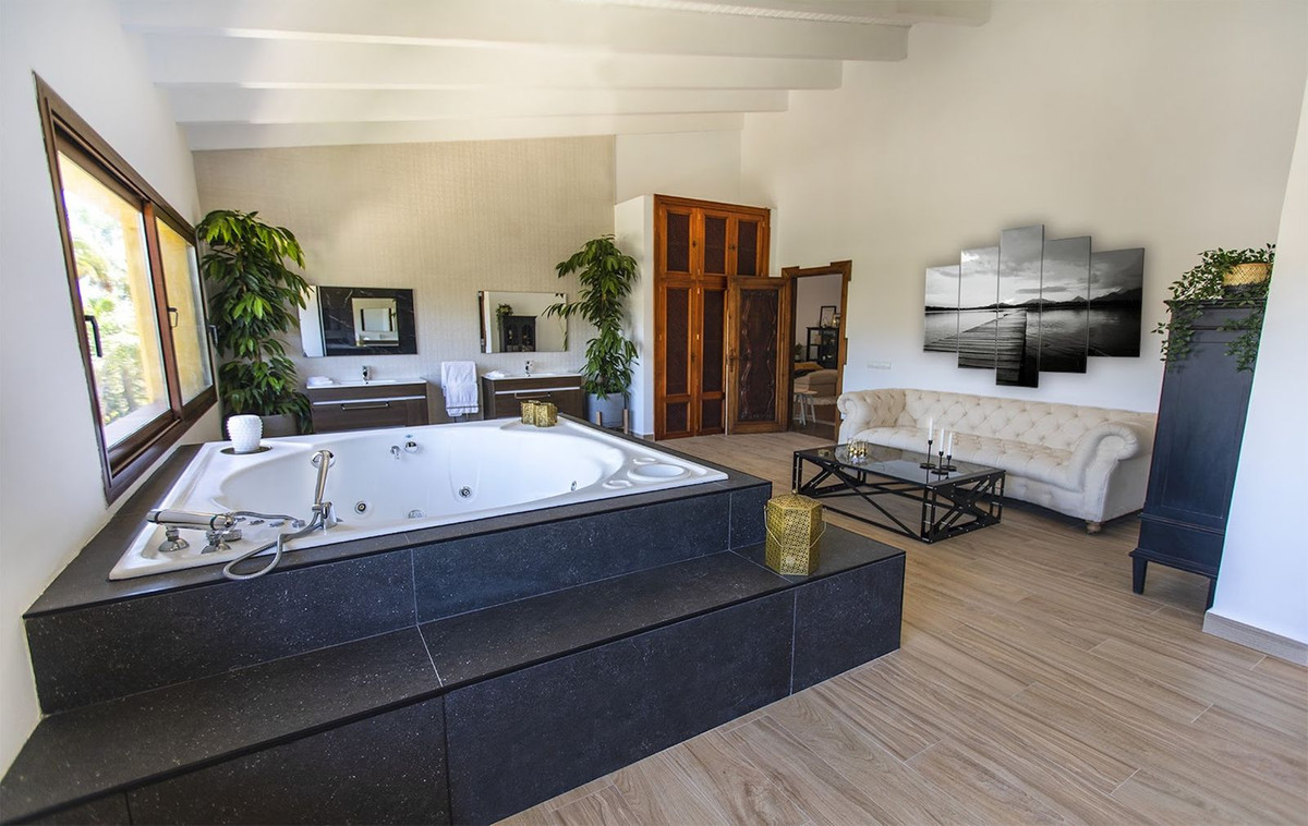 luxo-estate-7 Nueva Andalucia Marbella villa 10 Bedrooms