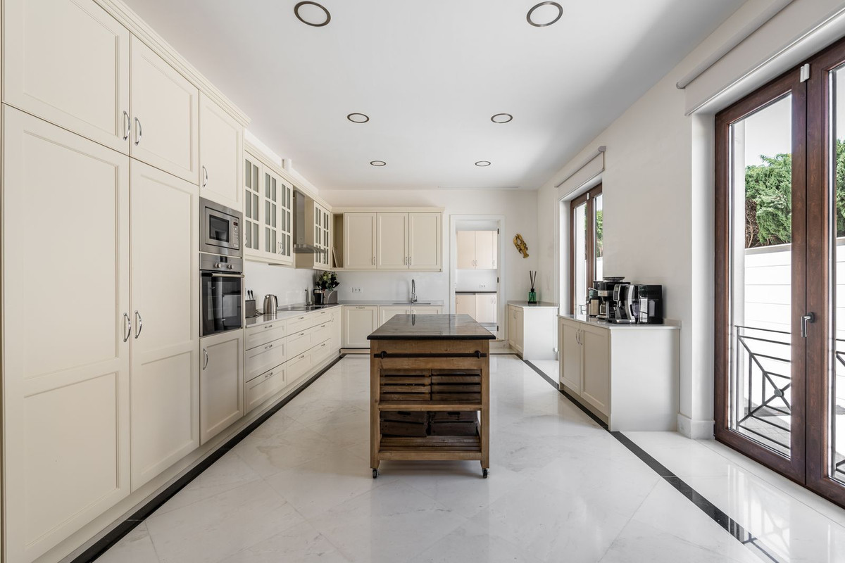 luxo-estate-7 Marbella Golden Mile Marbella villa 8 Bedrooms