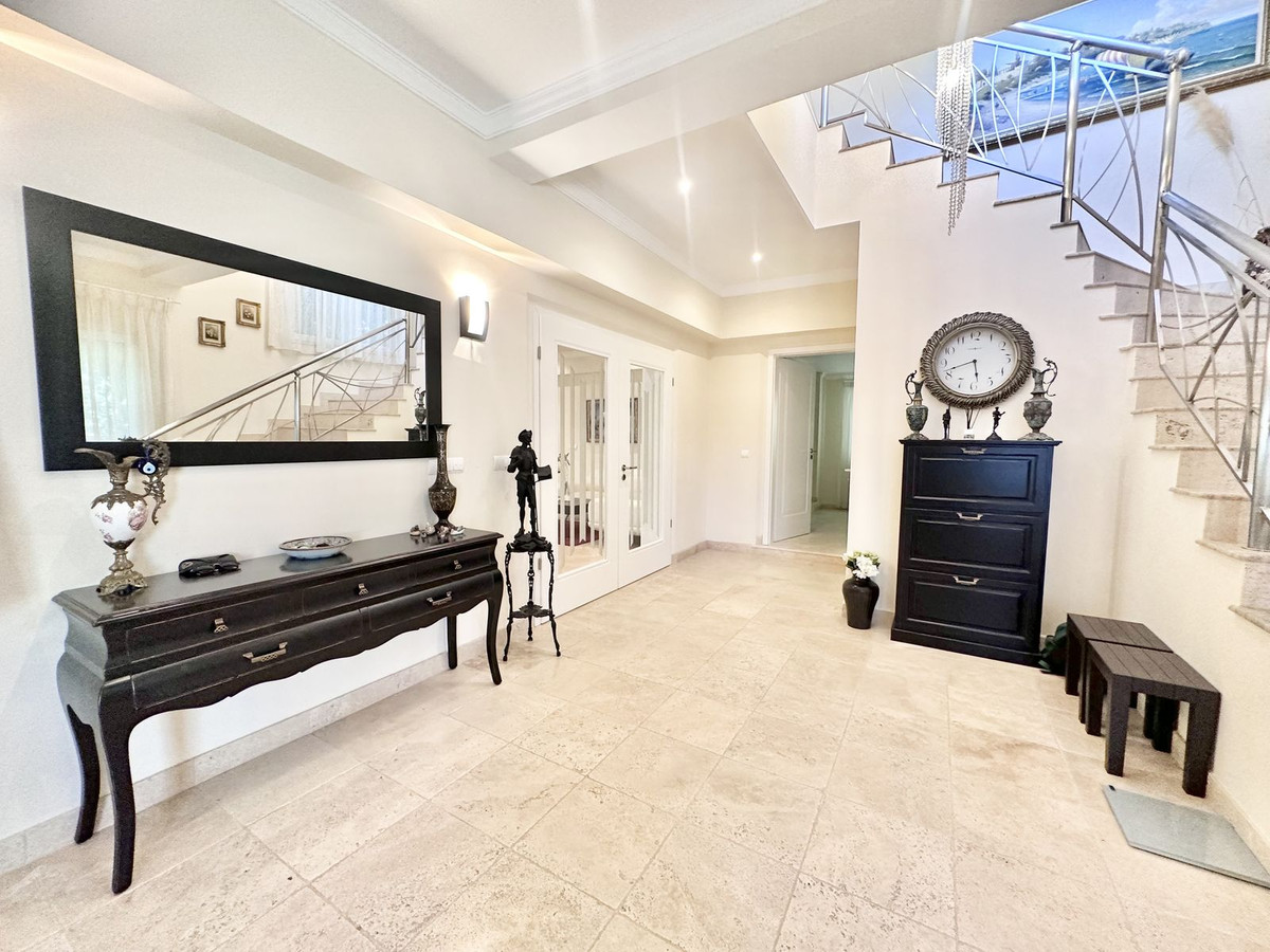 luxo-estate-7 El Rosario Marbella villa 6 Bedrooms