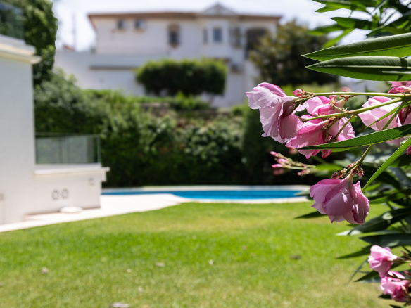 Las Chapas Marbella villa 4 Bedrooms