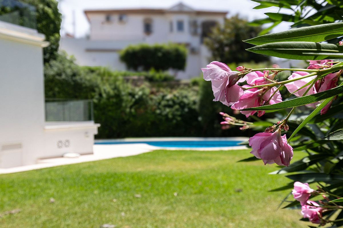 Las Chapas Marbella villa 4 Bedrooms