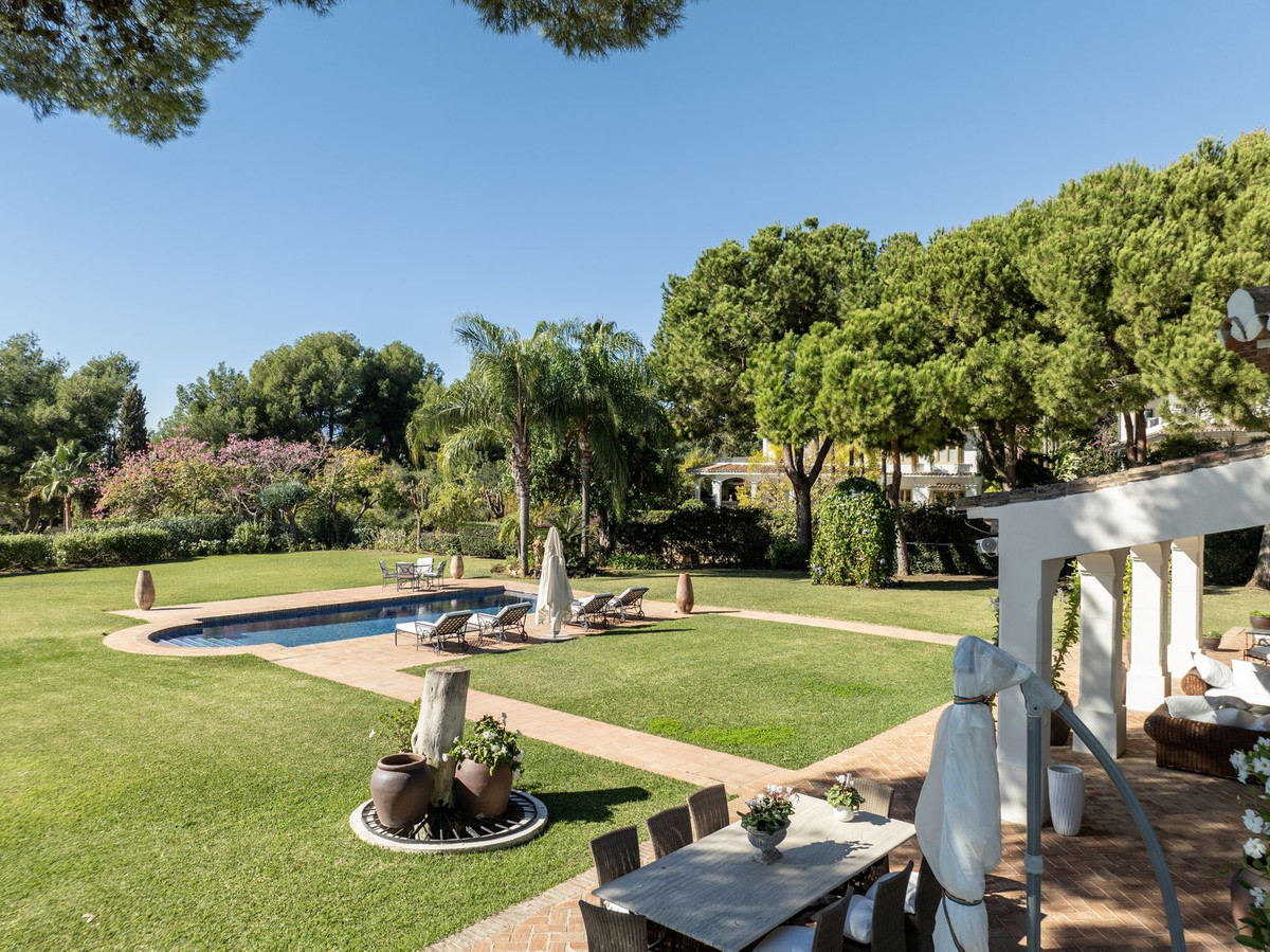 luxo-estate-9 Marbella Golden Mile Marbella villa 7 Bedrooms