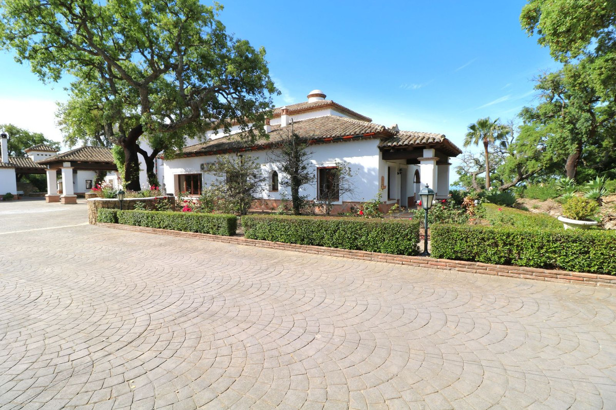 luxo-estate-9 La Mairena Marbella country-house 7 Bedrooms