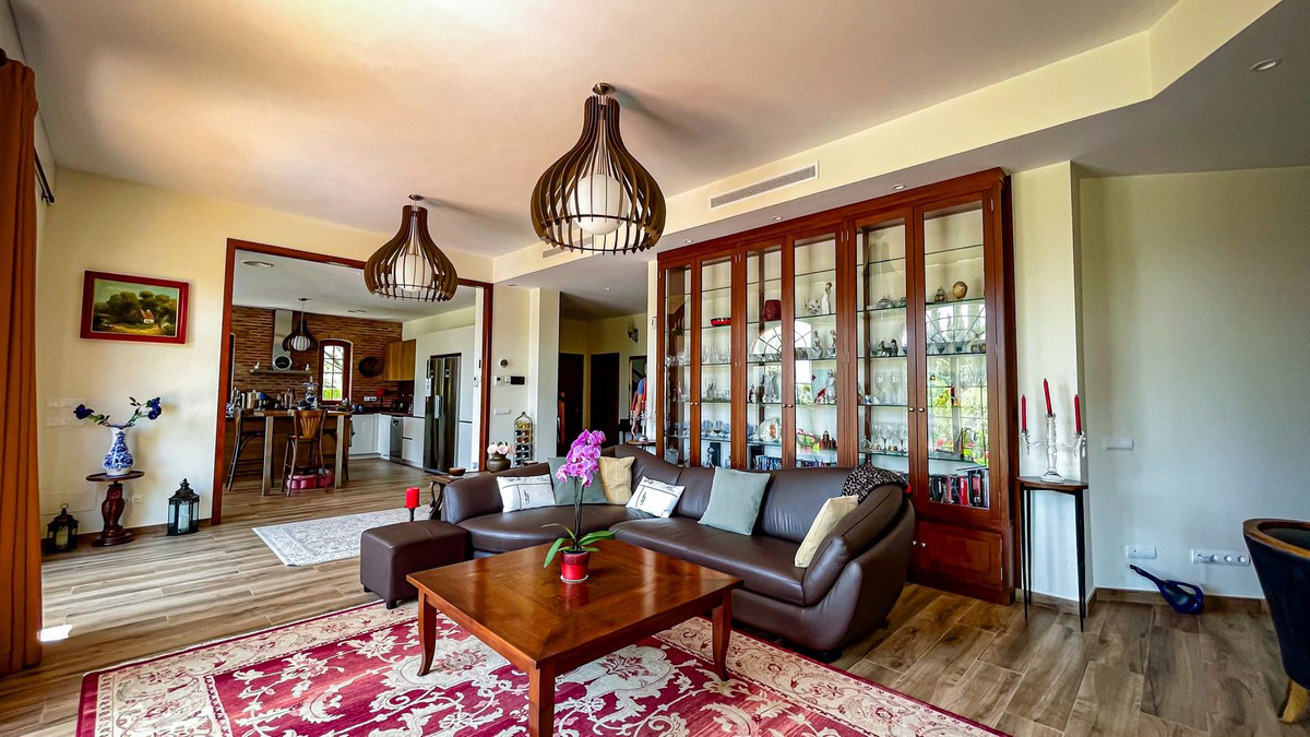 luxo-estate-9 El Rosario Marbella villa 6 Bedrooms