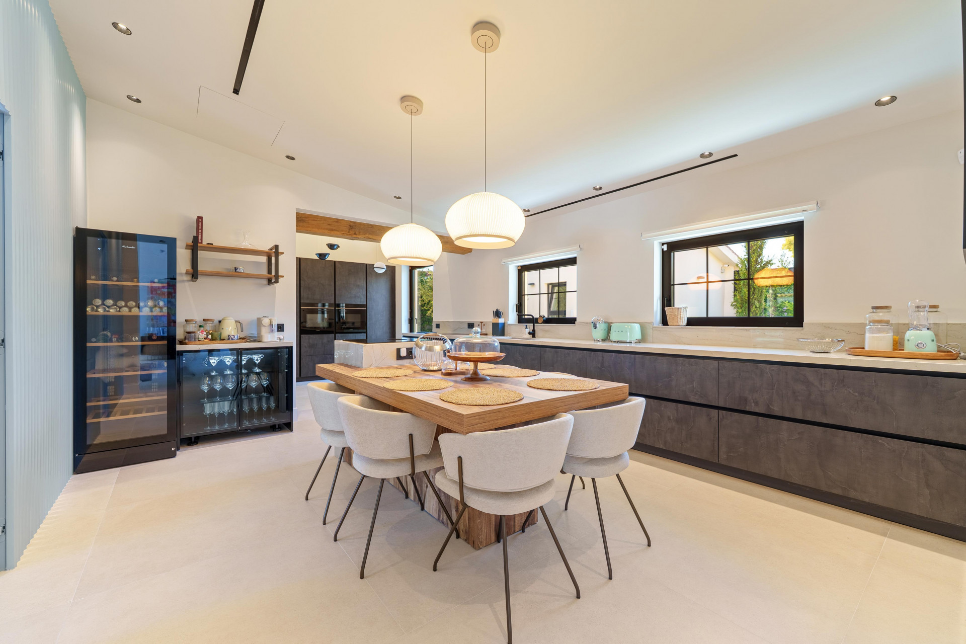 Contemporary Single-Level Villa Near Puerto Banús