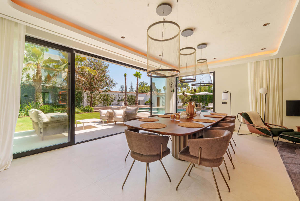 Contemporary Single-Level Villa Near Puerto Banús