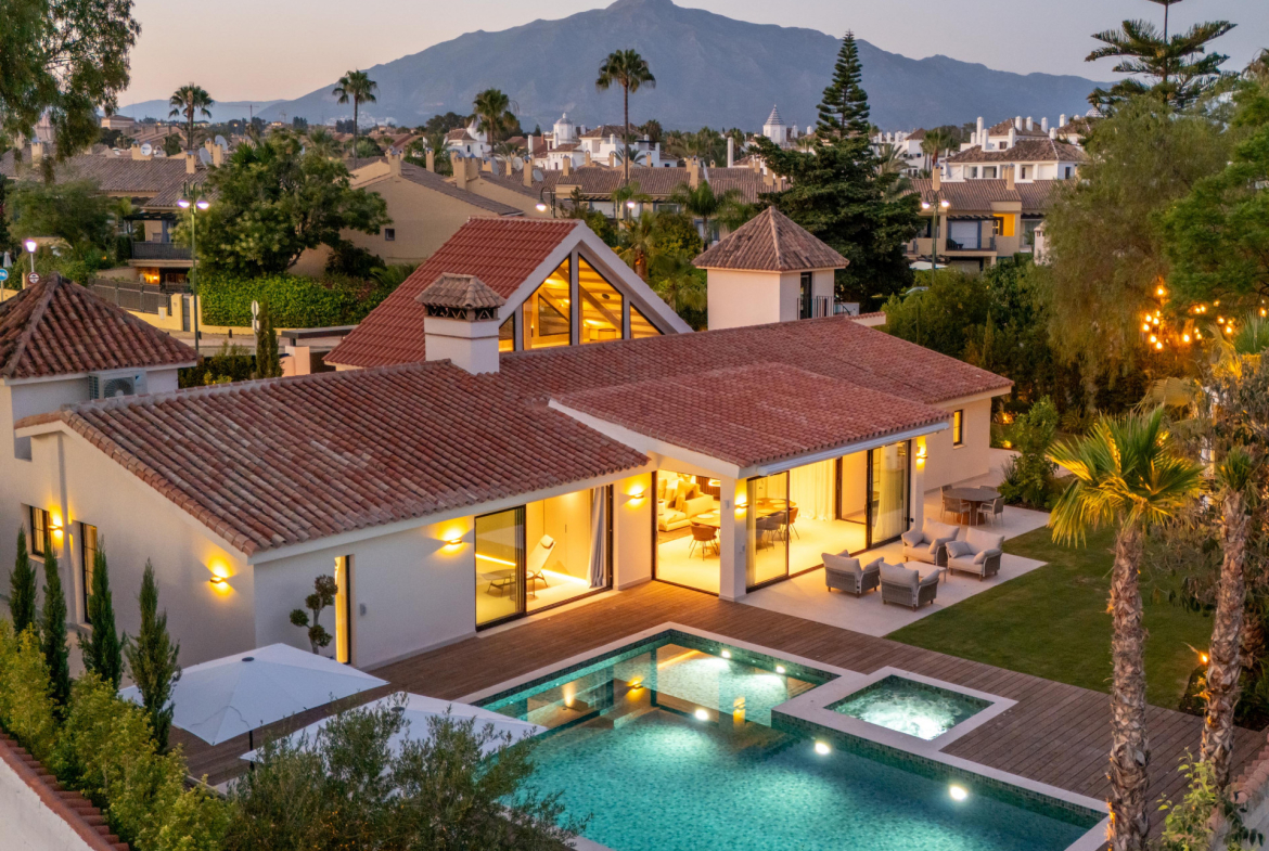 Contemporary Single-Level Villa Near Puerto Banús