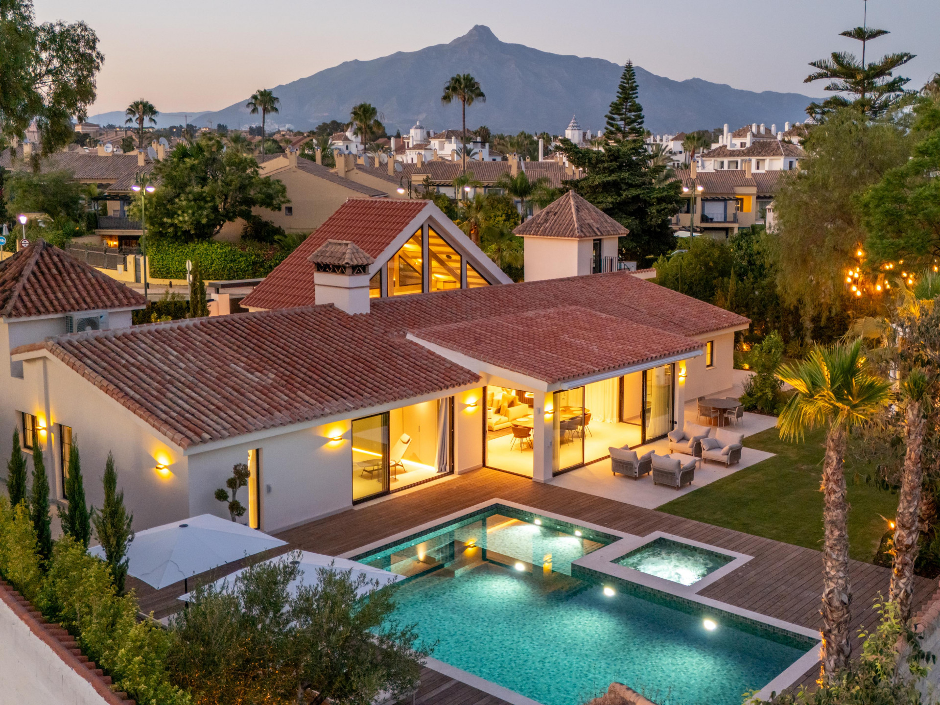 Contemporary Single-Level Villa Near Puerto Banús