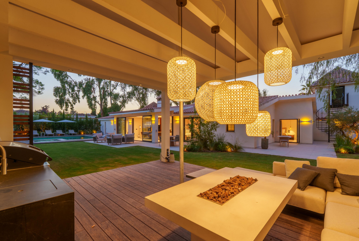Contemporary Single-Level Villa Near Puerto Banús