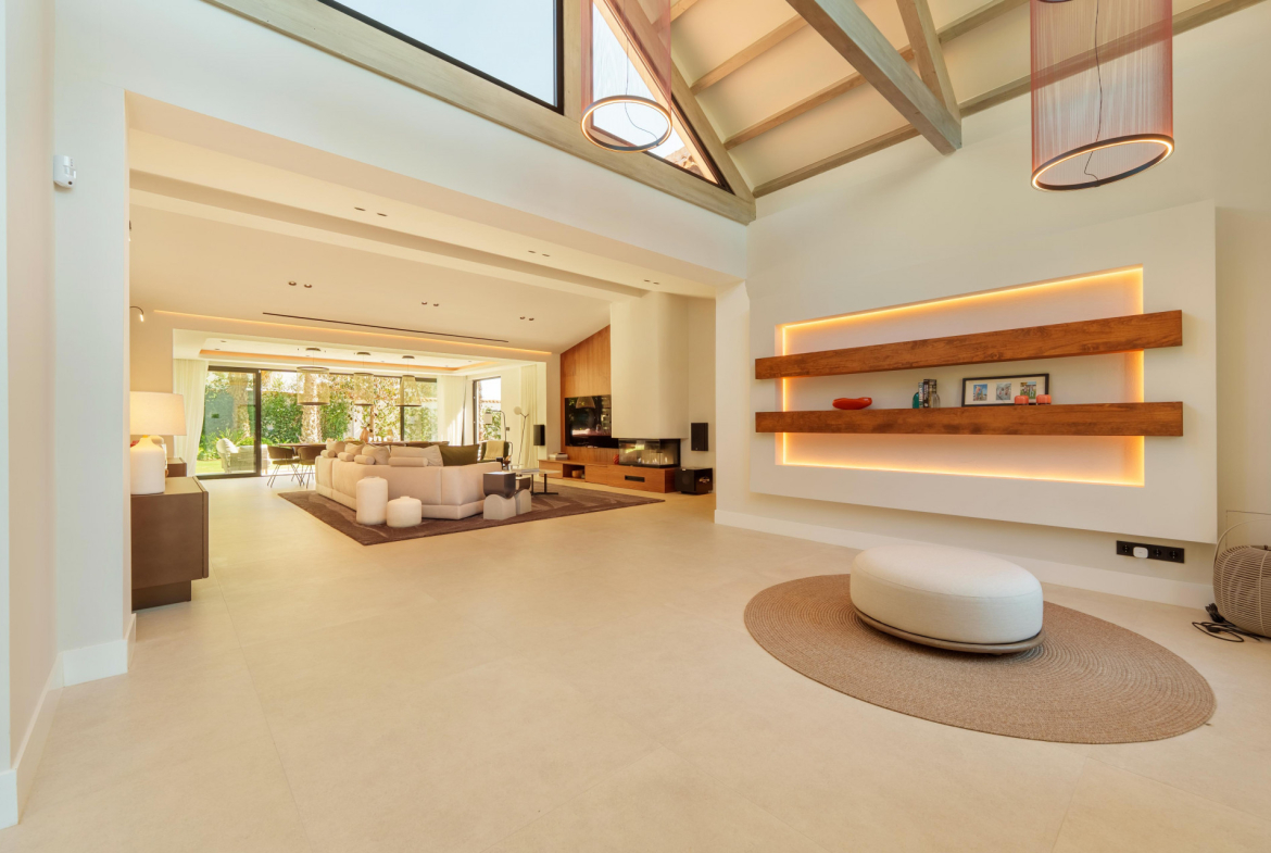 Contemporary Single-Level Villa Near Puerto Banús