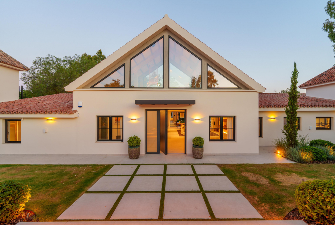 Contemporary Single-Level Villa Near Puerto Banús
