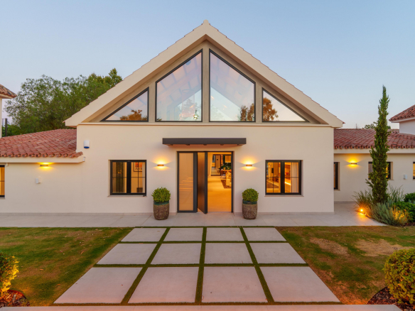 Contemporary Single-Level Villa Near Puerto Banús