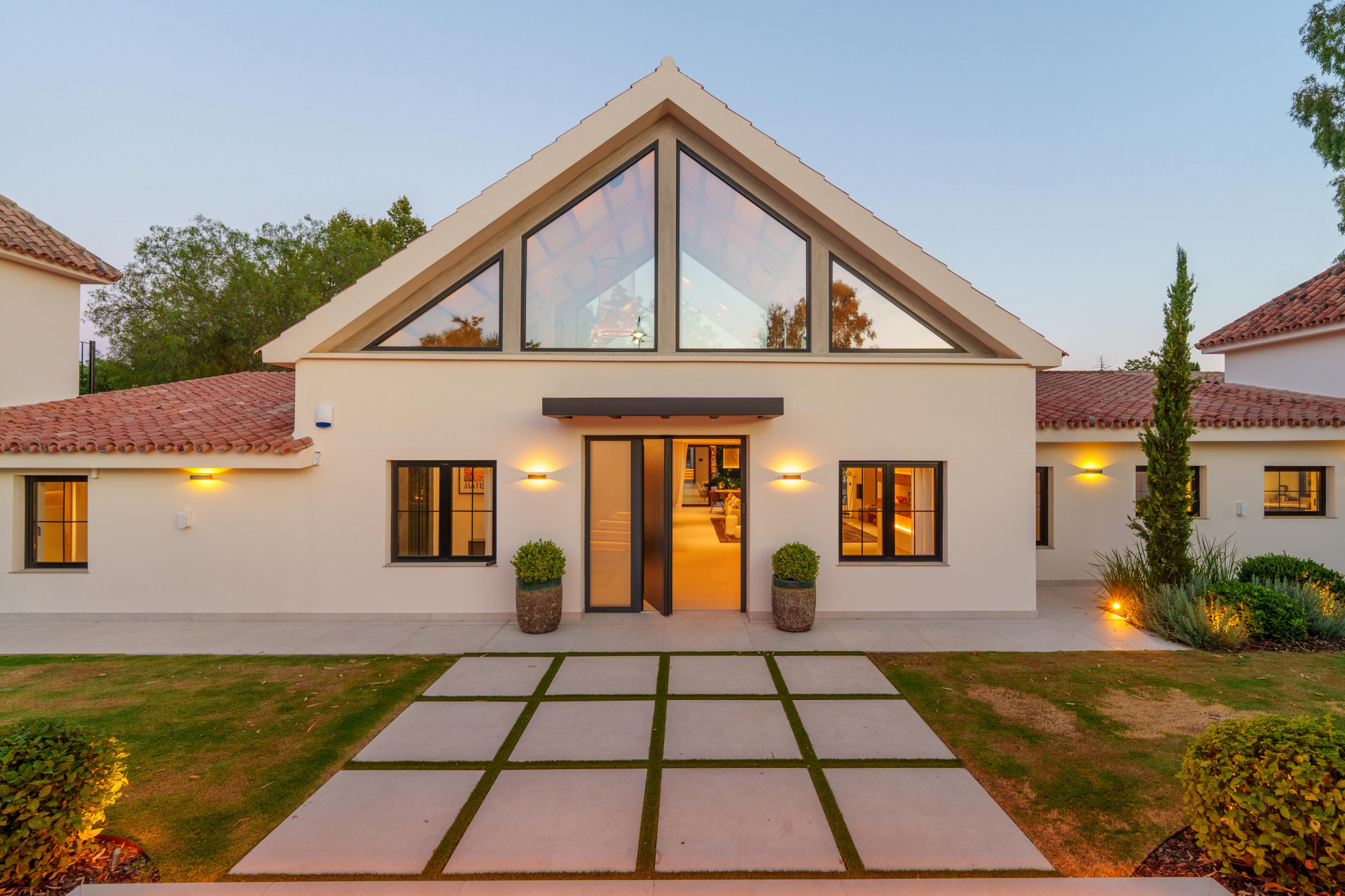 Contemporary Single-Level Villa Near Puerto Banús