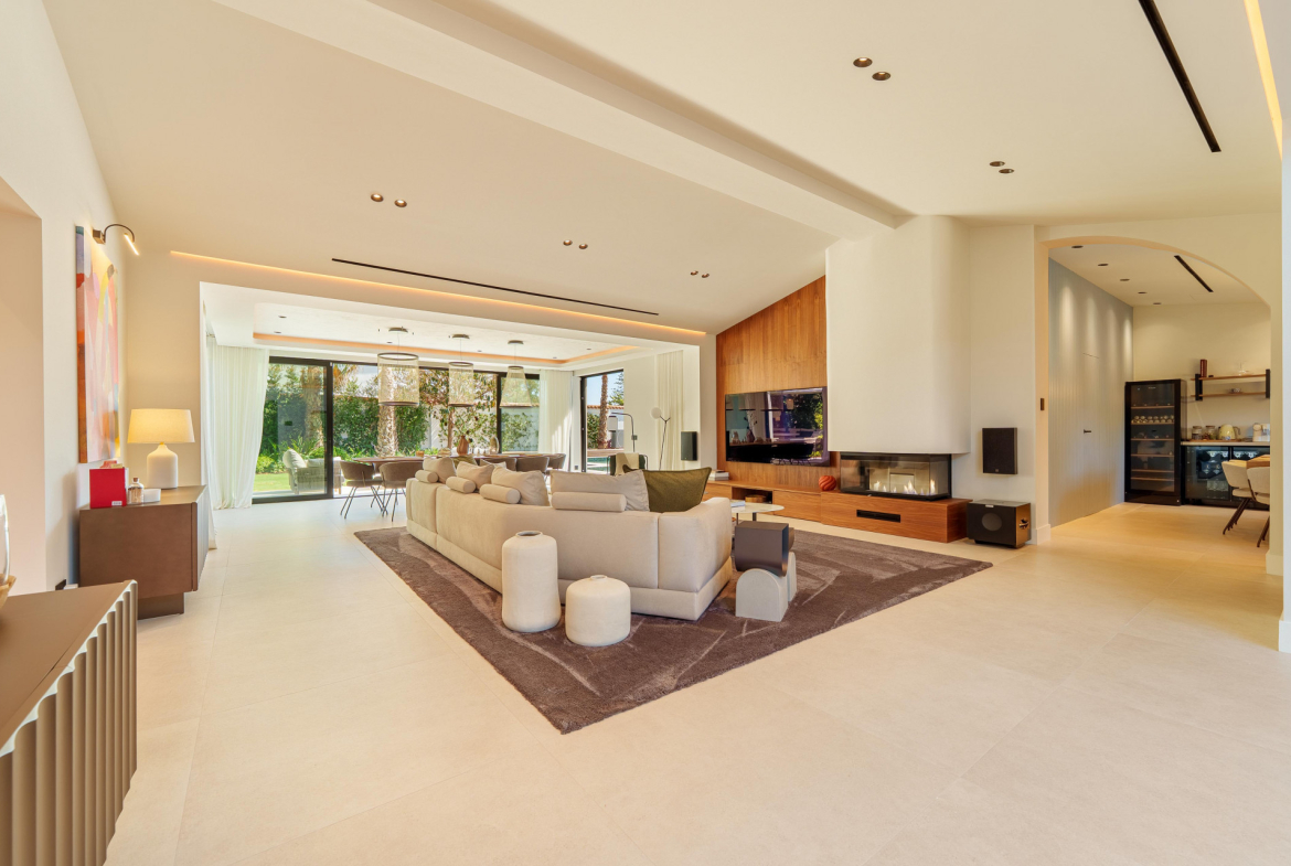 Contemporary Single-Level Villa Near Puerto Banús