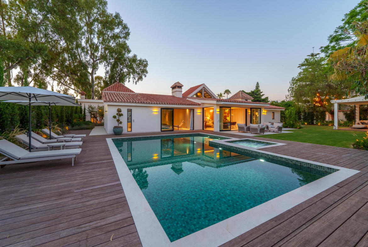 Contemporary Single-Level Villa Near Puerto Banús