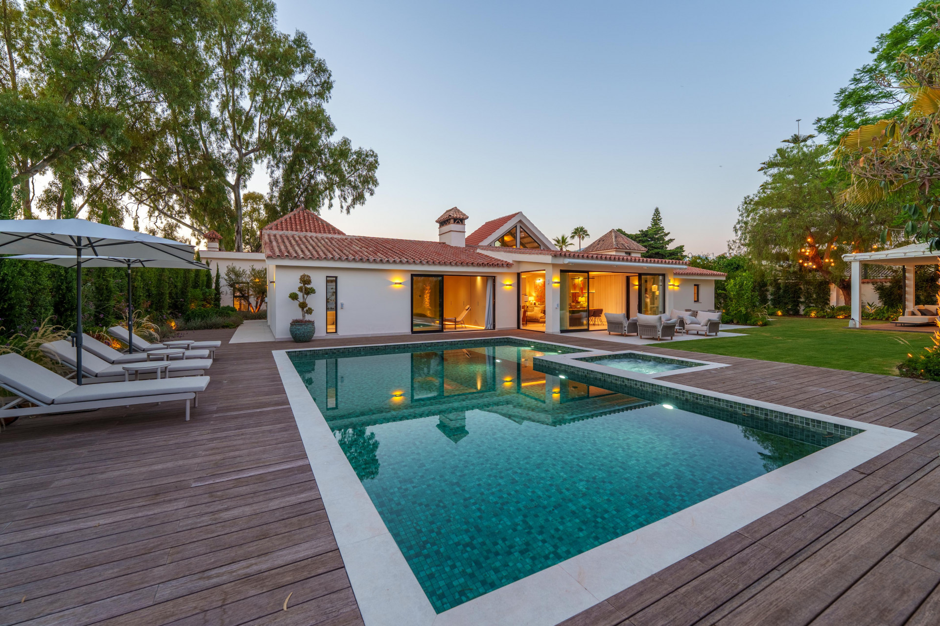 Contemporary Single-Level Villa Near Puerto Banús
